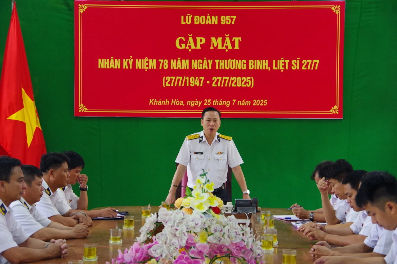 Đại tá Tiên Quang Sự - Chính ủy Lữ đoàn 957 phát biểu tại buổi gặp mặt