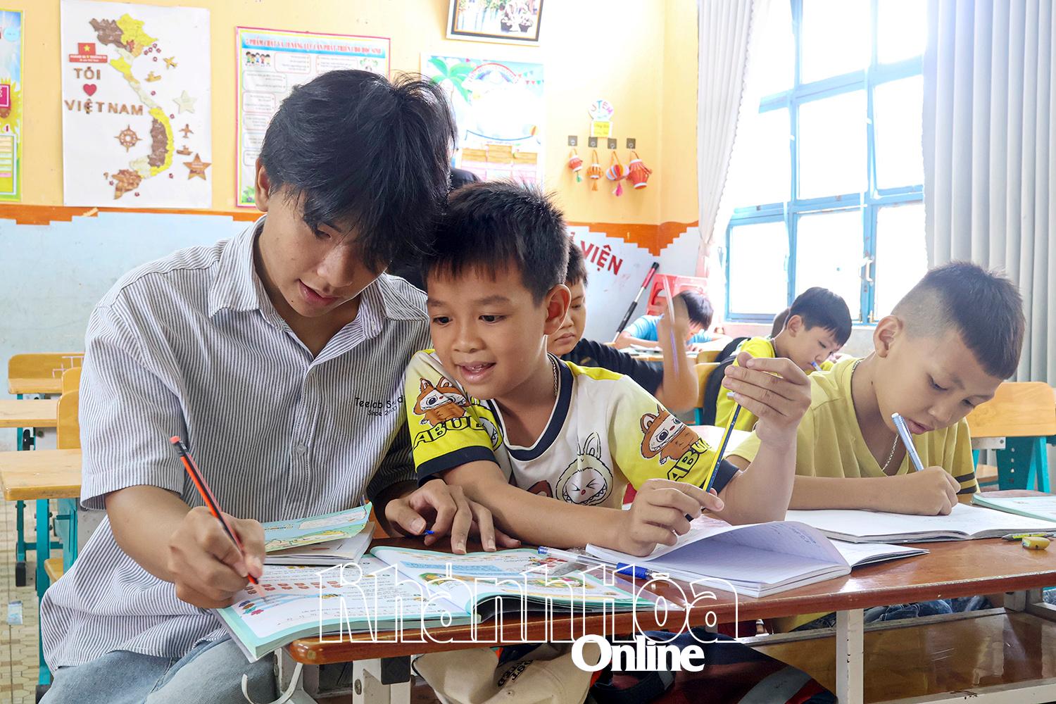 Học sinh Trường Tiểu học Từ Tâm vui vẻ trong giờ học môn Toán.