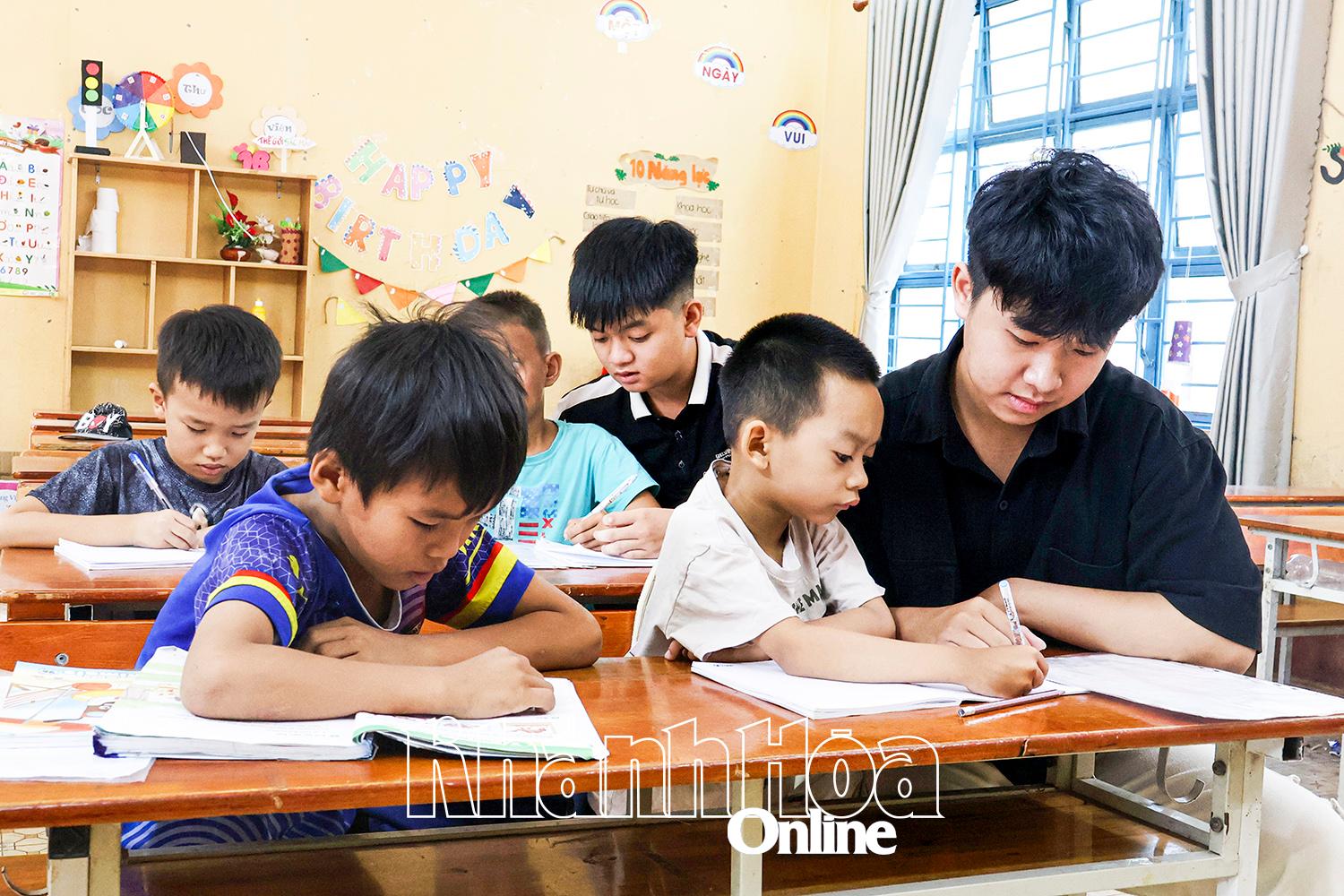 Câu lạc bộ YOUTH tổ chức dạy hè miễn phí tại Trường Tiểu học Từ Tâm.