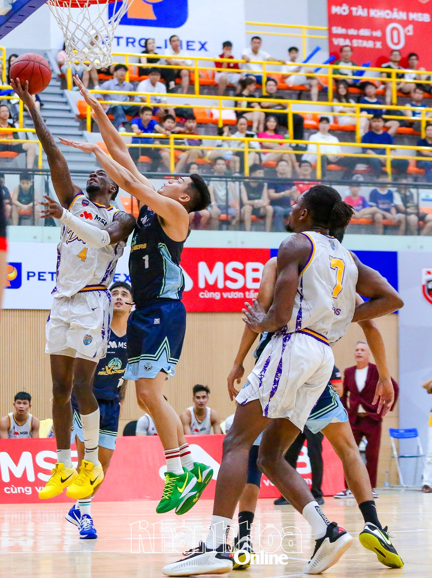 Đội bóng Nha Trang Dolphins (áo trắng) trong trận thắng trước đội chủ nhà V Islanders.