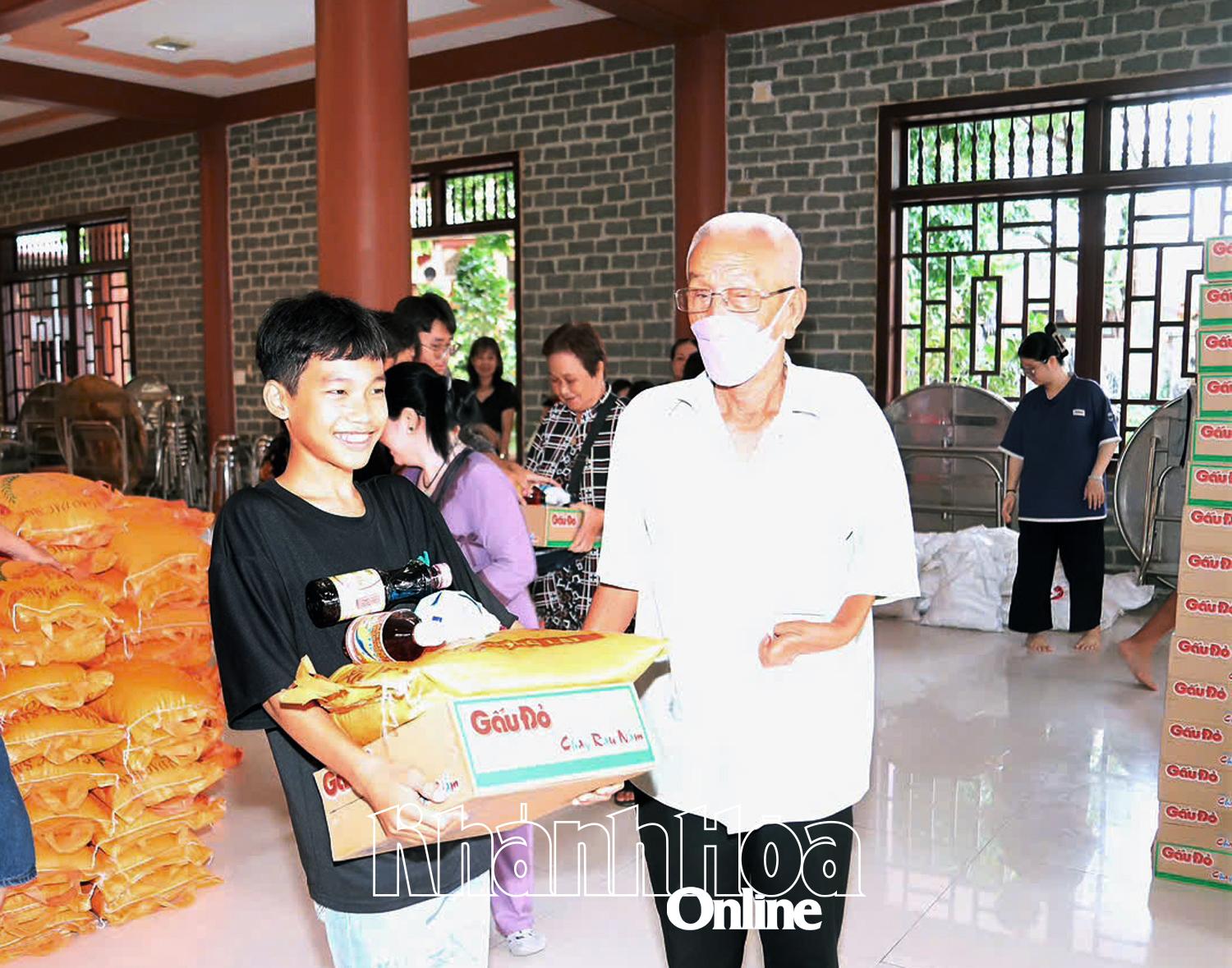 Tặng quà cho người nghèo, người có hoàn cảnh khó khăn.