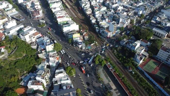 Phòng Cảnh sát giao thông cử lực lượng điều tiết, chống ùn tắc giao thông tại nút giao Mả Vòng