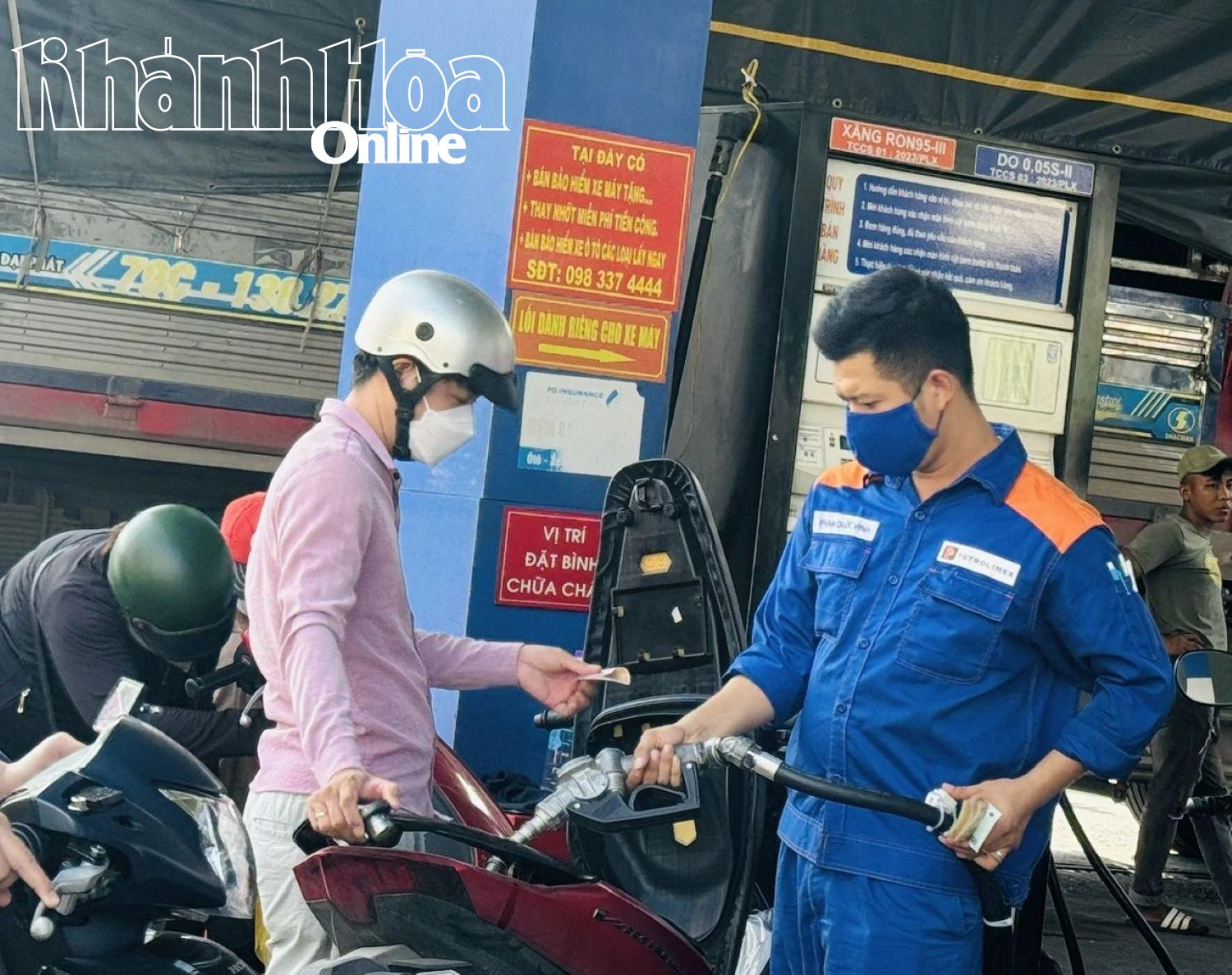 Người dân đổ xăng tại một cửa hàng ở phường Tây Nha Trang.