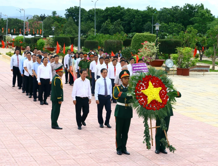 Phó Thủ tướng Chính phủ Bùi Thanh Sơn viếng Nghĩa trang Liệt sĩ tỉnh Khánh Hòa