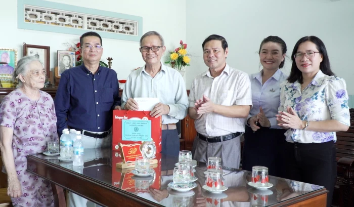 Phường Bắc Cam Ranh: Thăm, tặng quà gia đình người có công