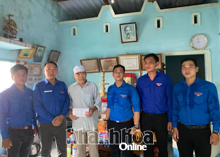 Đoàn phường Ninh Chử thăm, tặng quà gia đình có công với cách mạng và tổ chức bữa cơm tri ân