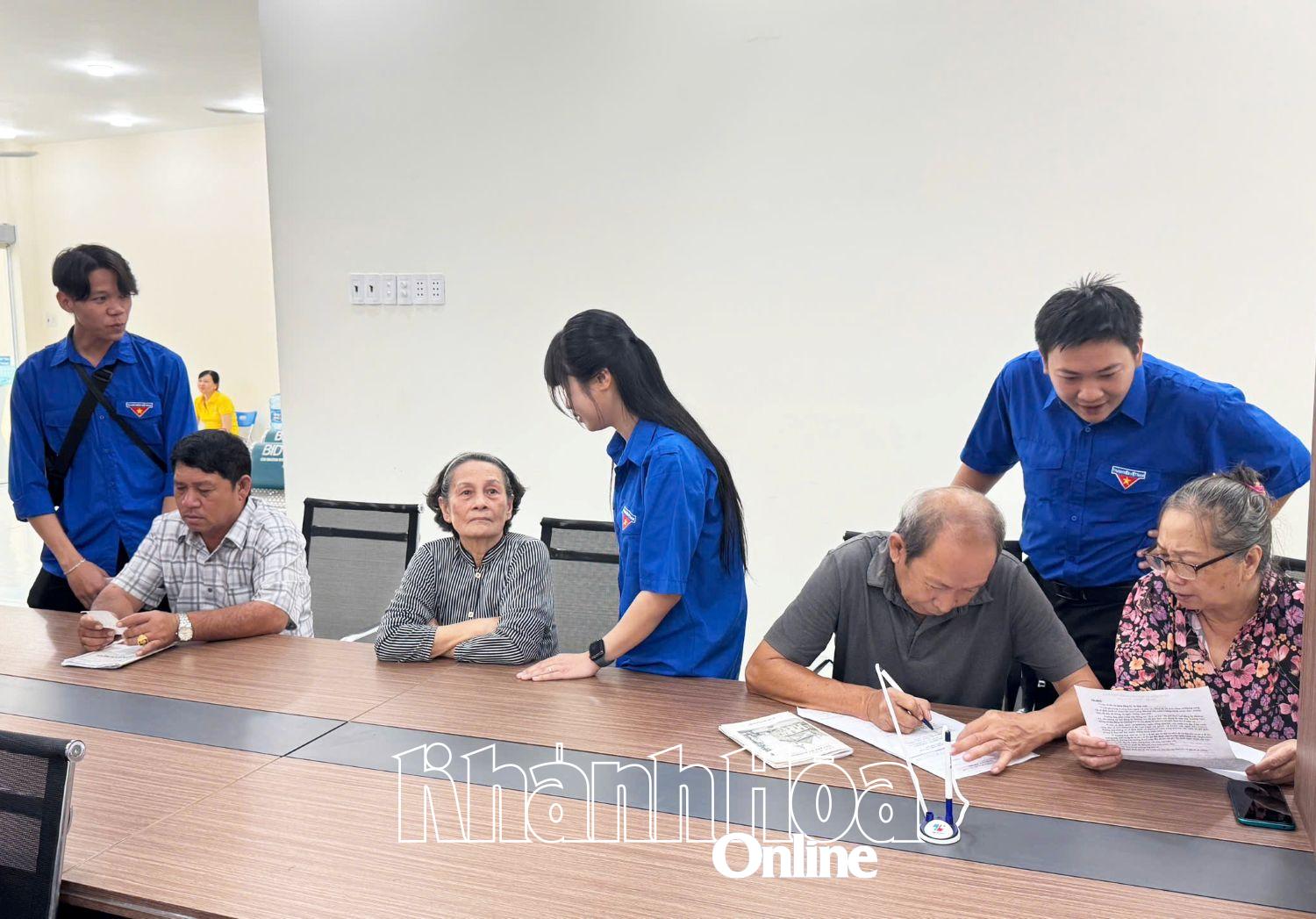 Đoàn phường Phan Rang ra quân hỗ trợ người dân thực hiện thủ tục hành chính