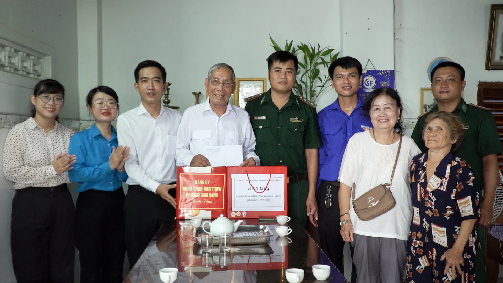 Đoàn UBMTTQ Việt Nam phường Cam Ranh và Đồn Biên phòng Cam Ranh thăm, tặng quà cho gia đình ông Nguyễn Văn Tuận.