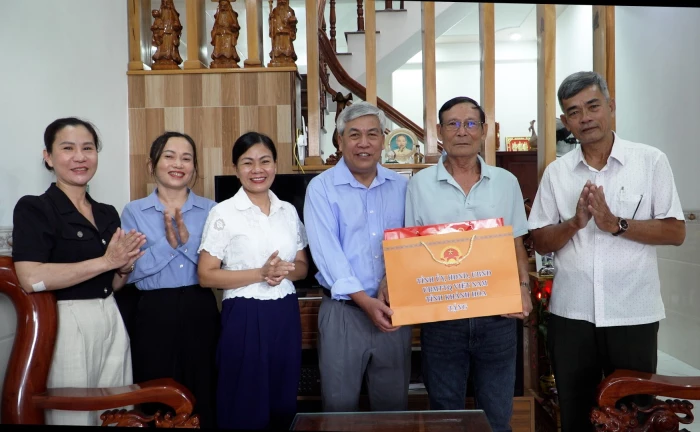 UBND phường Cam Ranh thăm, tặng quà gia đình người có công