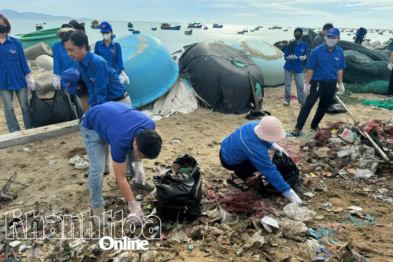 Đoàn viên thanh niên phường Bảo An phối hợp thu gom rác thải tại bờ kè phường Đông Hải.