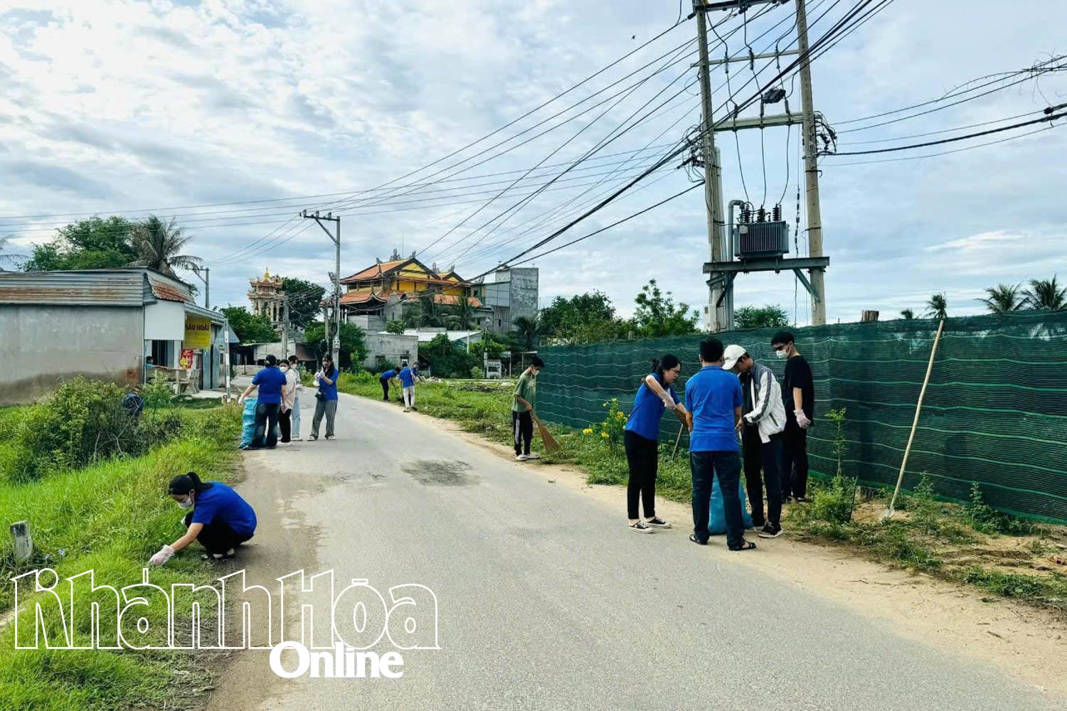 Đoàn viên thanh niên phường Bảo An ra quân dọn dẹp vệ sinh ở tuyến đường Đổng Dậu (phường Bảo An).