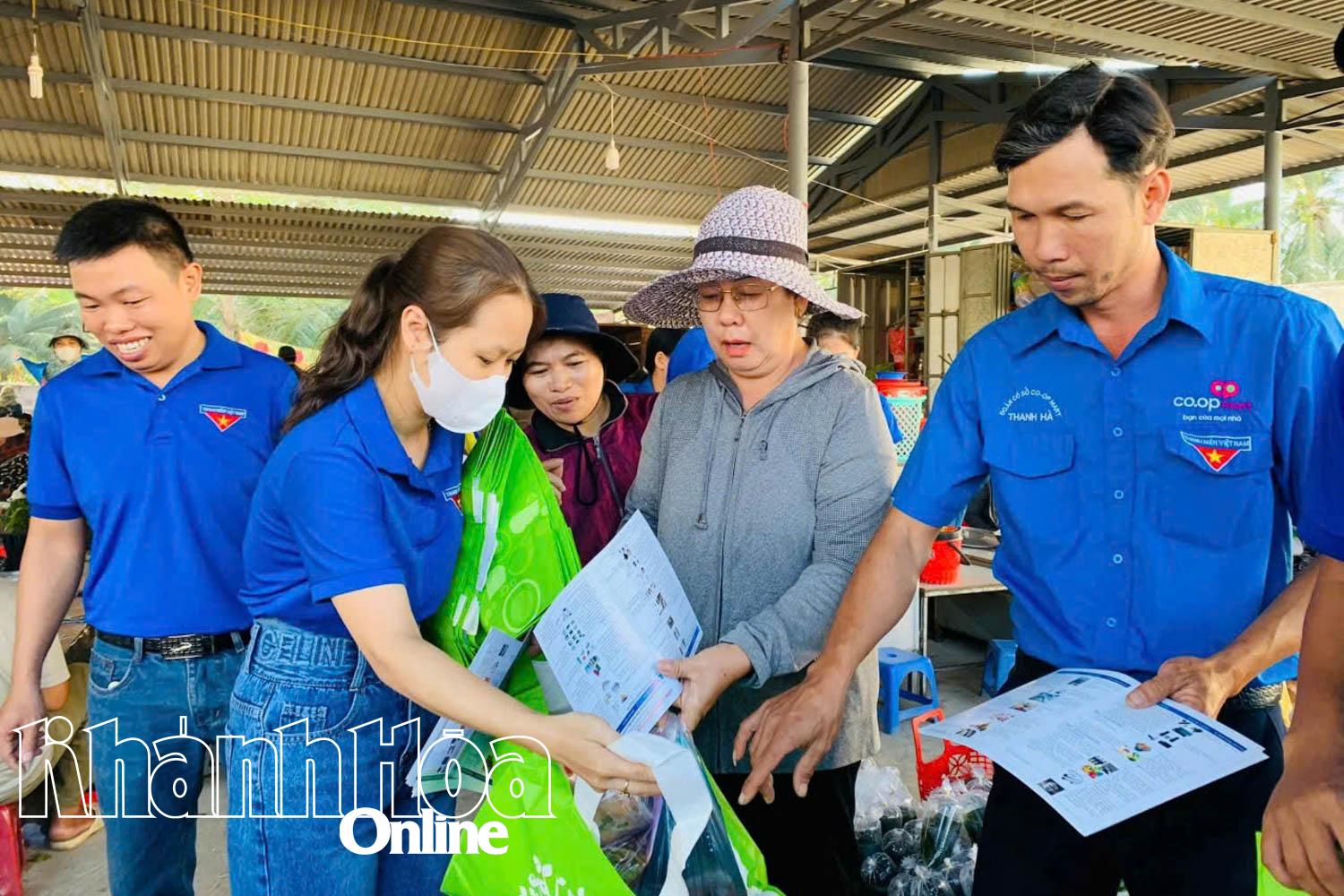 Đoàn viên thanh niên phường Bảo An tuyên truyền phòng chống rác thải nhựa cho người dân tại Chợ Công Thành - Tổ dân phố Công Thành, phường Bảo An.