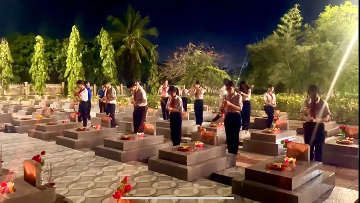 Lễ thắp nến tri ân tại Đài tưởng niệm và nghĩa trang liệt sĩ Cam Ranh