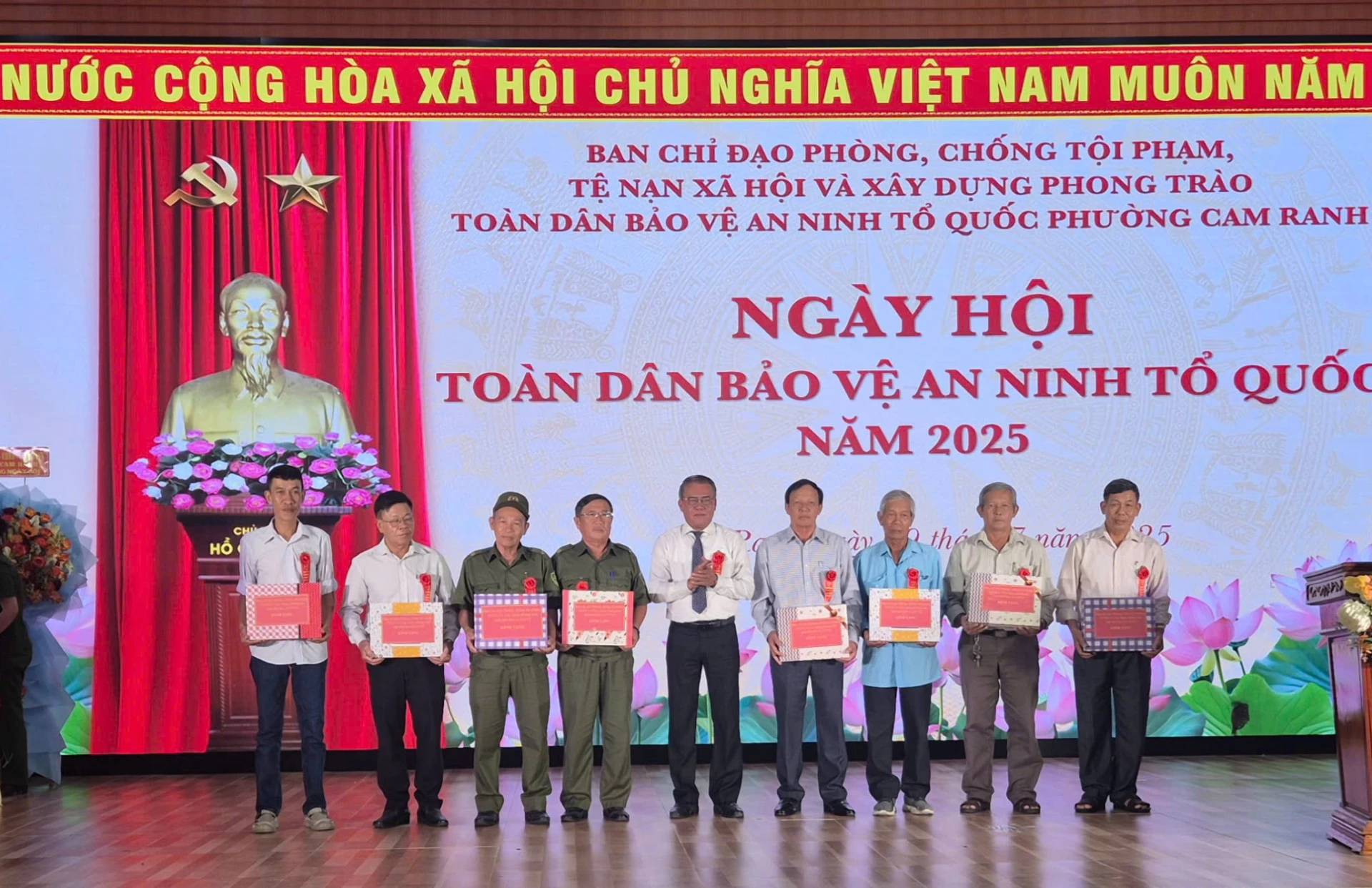 Lãnh đạo phường Cam Ranh khen thưởng các tập thể mô hình và cá nhân có thành tích xuất sắc.