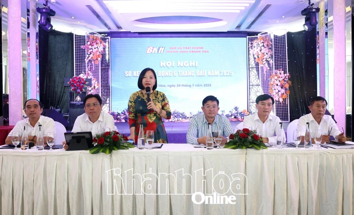 Báo và Phát thanh, Truyền hình Khánh Hòa trao các quyết định về công tác tổ chức, cán bộ và sơ kết công tác 6 tháng đầu năm