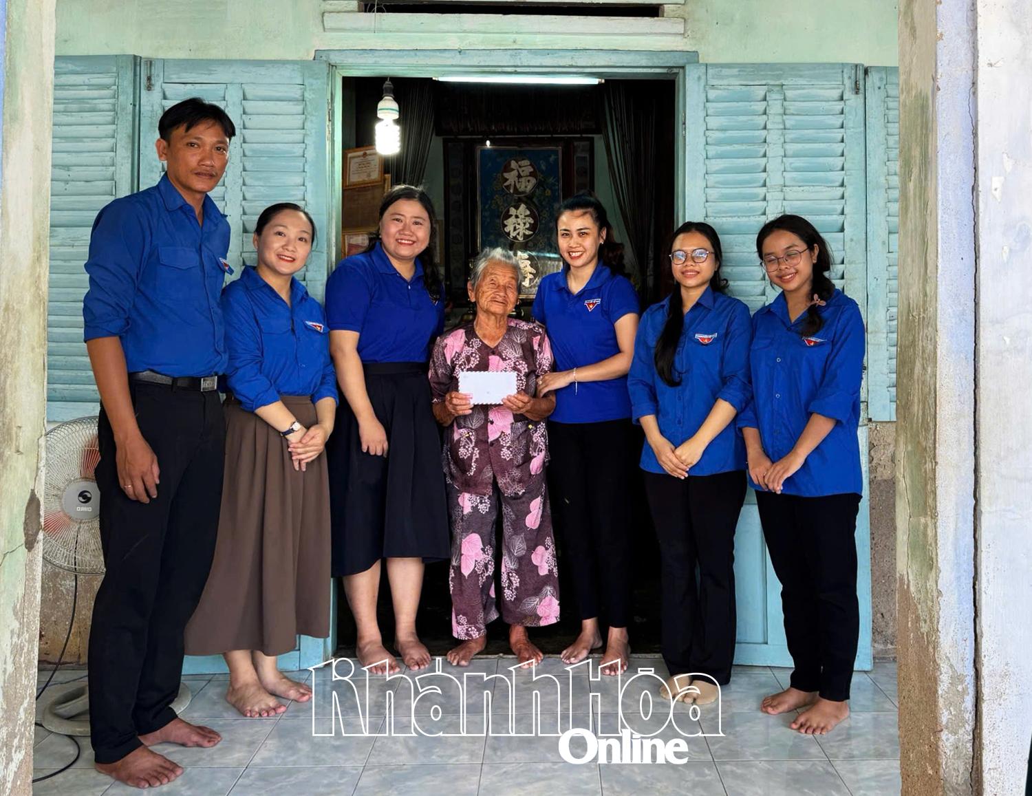 Đoàn phường Đông Hải thăm hỏi, tặng quà gia đình liệt sĩ Trương Hiếu Để.