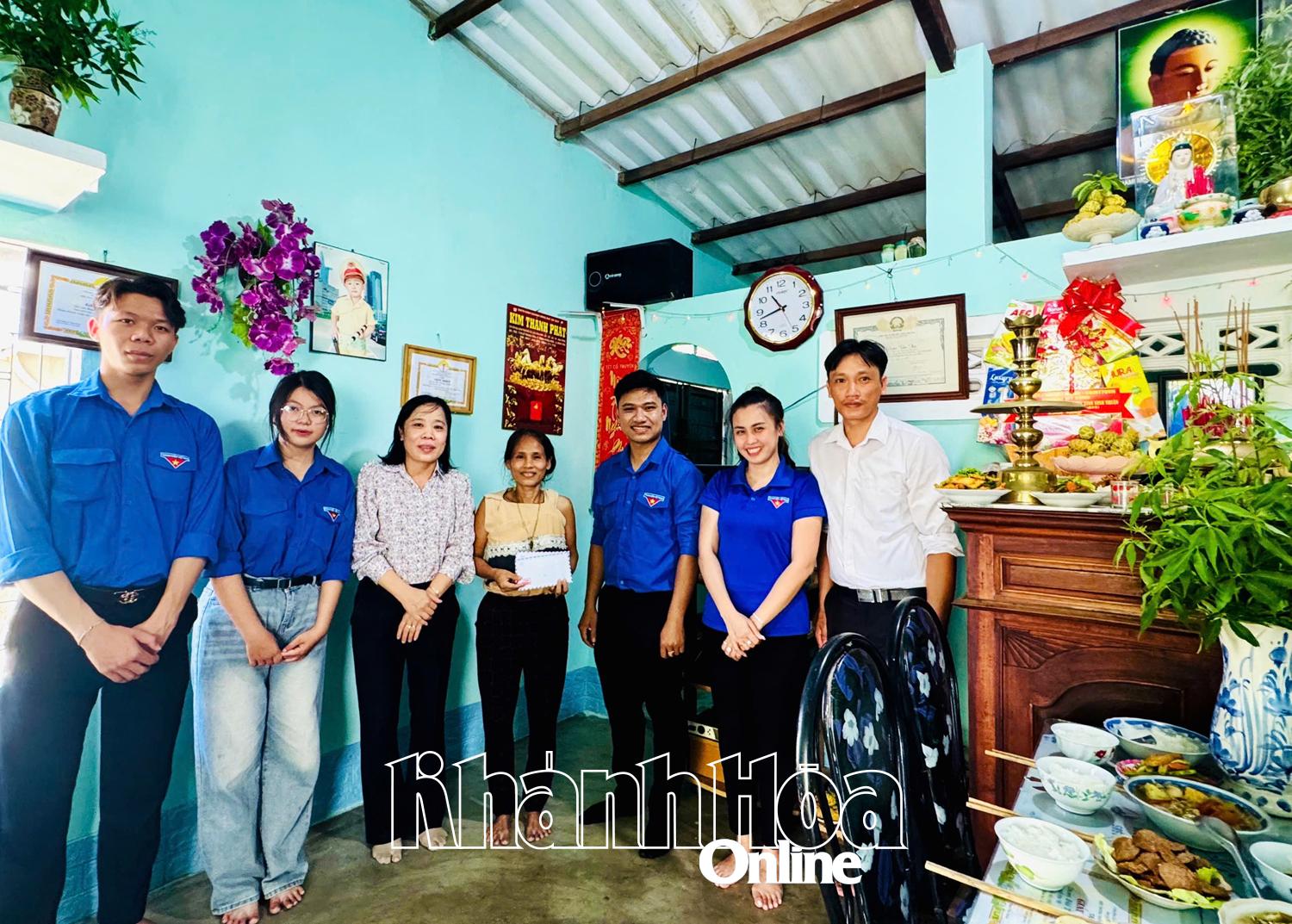 Đoàn phường Đông Hải tặng quà và tổ chức bữa cơm nghĩa tình tại hộ chị Bùi Thị Ba, thờ cúng liệt sĩ Trần Văn Dốc.