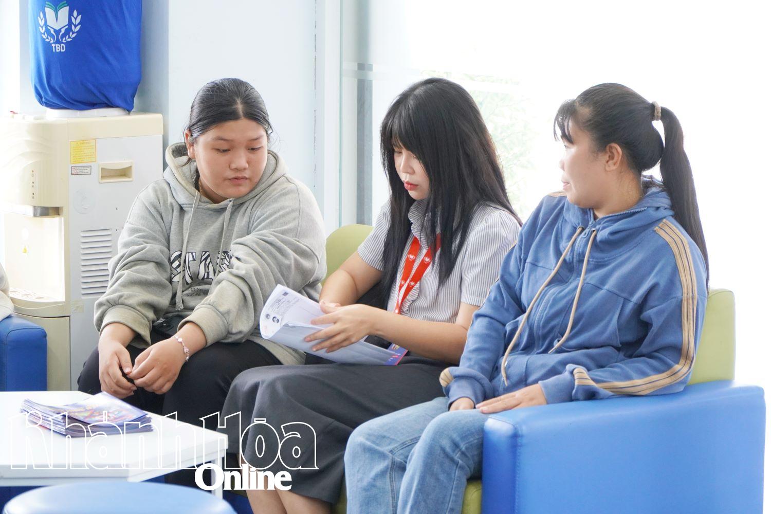 Thi sinh và phụ huynh tìm hiểu thông tin tuyển sinh của trường. 