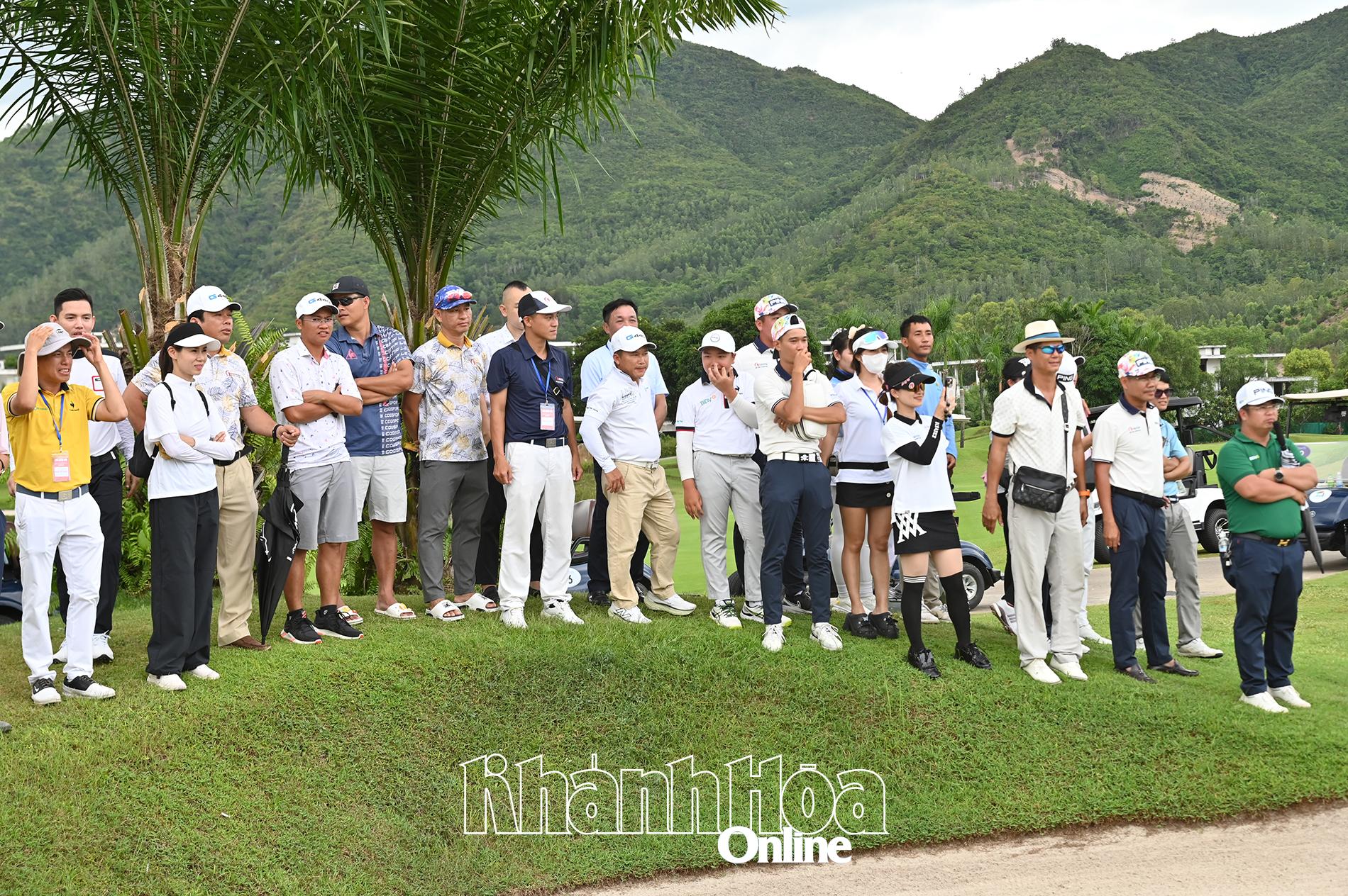 Các golfer cổ vũ cho đồng đội tại giải.