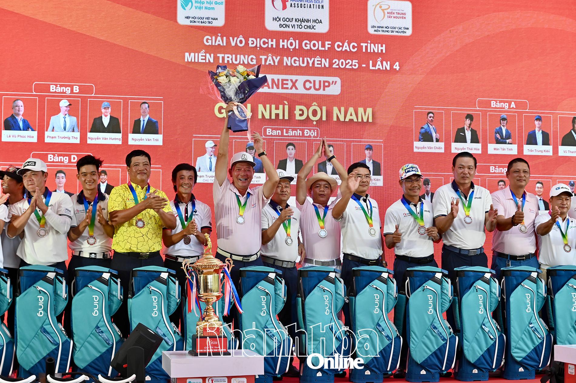 Đội nam Hội golf Khánh Hoà (chủ nhà giành giải nhì.