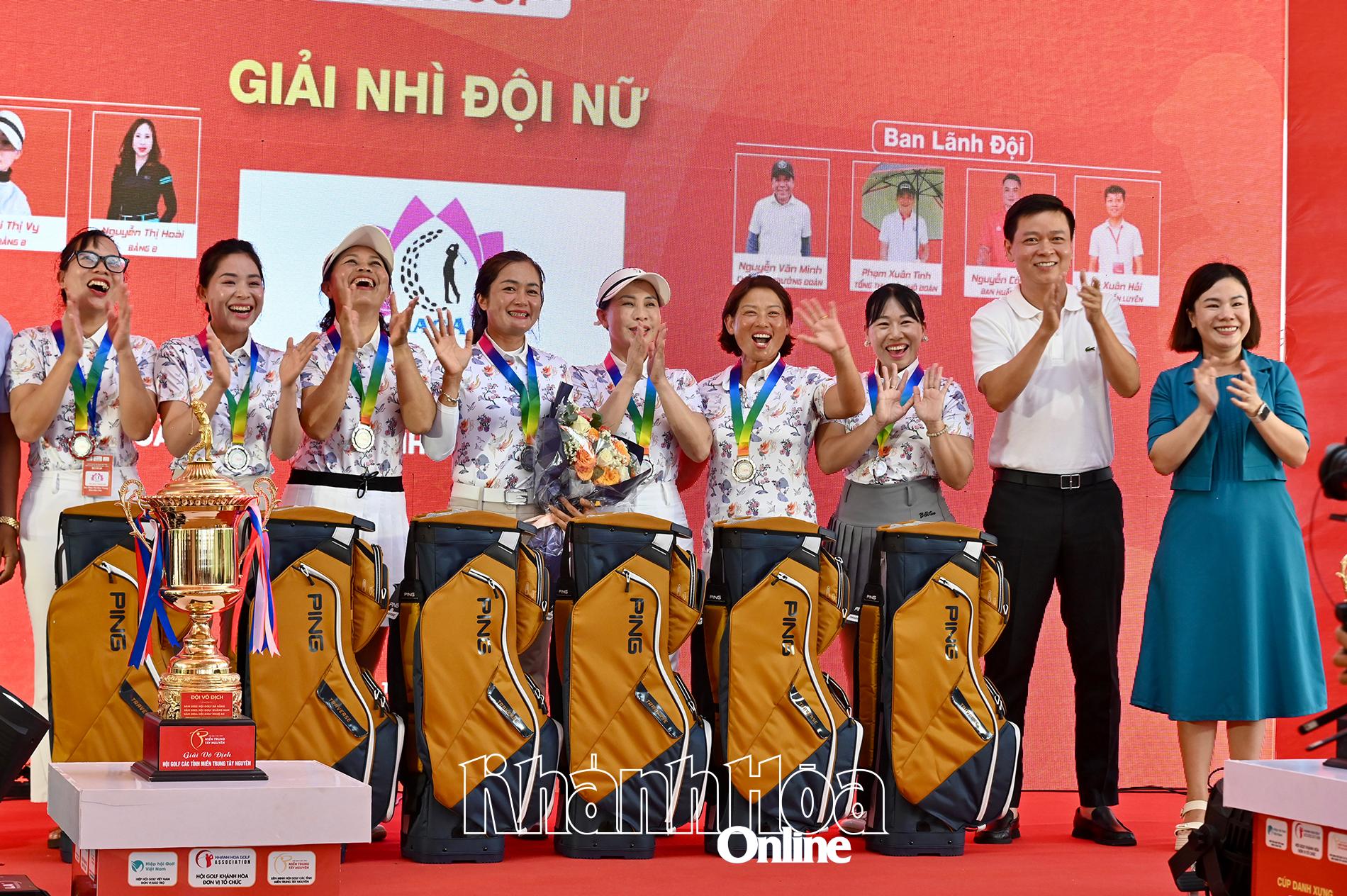 Đội nữ Hội golf Nghệ An giành giải nhì.