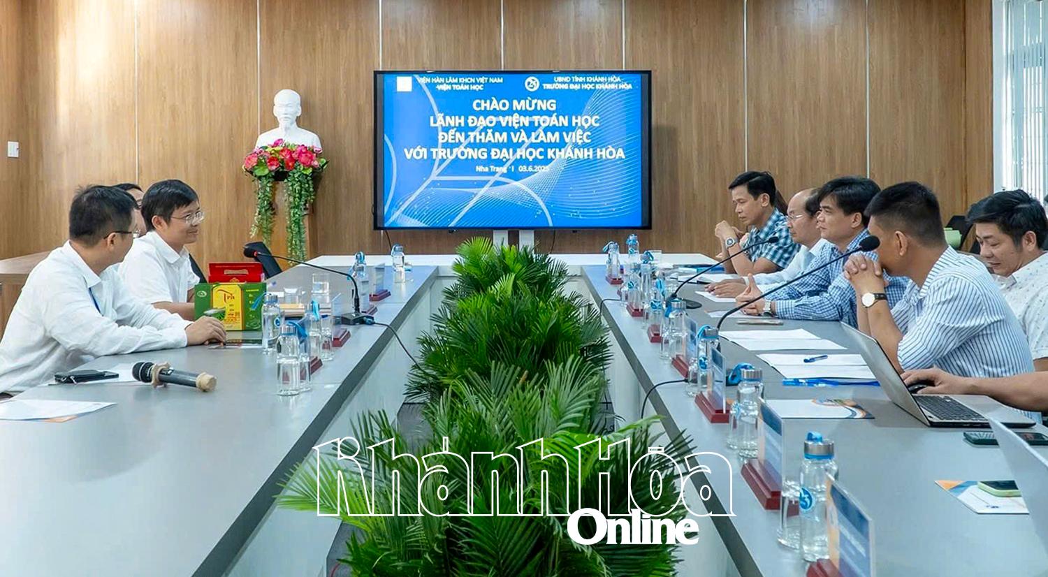 Sử dụng chai và ly thủy tinh trong các cuộc họp, hội nghị thay cho nước đóng chai sử dụng một lần tại Trường Đại học Khánh Hòa.