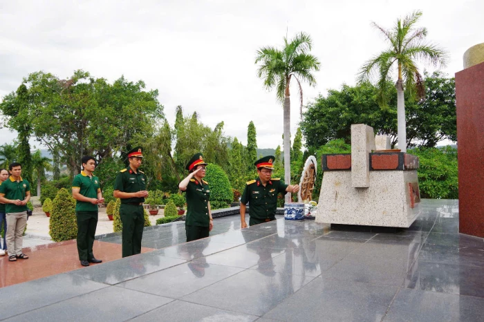 Cán bộ, đoàn viên Bệnh viện Quân y 87 dâng hương viếng Nghĩa trang liệt sĩ Hòn Dung