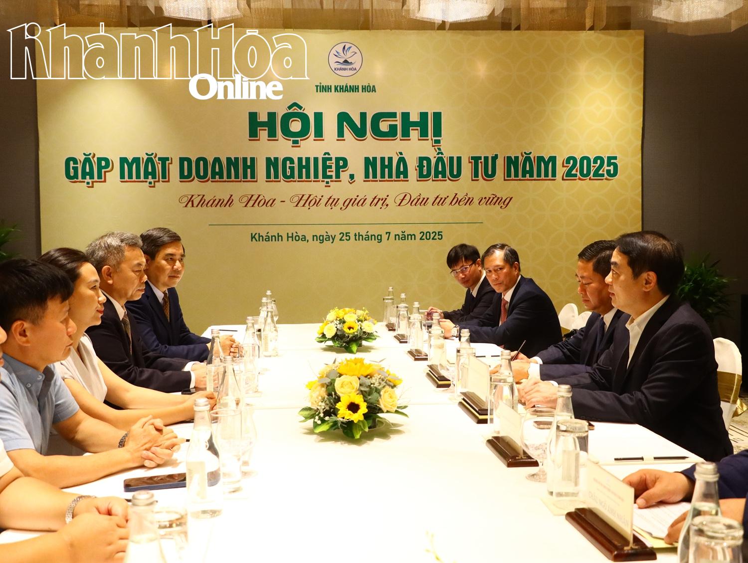 Lãnh đạo tỉnh gặp gỡ các nhà đầu tư lĩnh vực khu công nghiệp.