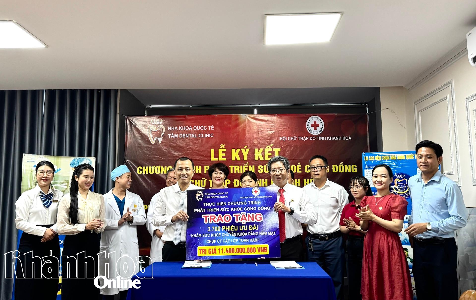 Hệ thống Nha khoa Quốc tế Tâm Dental trao bảng  tài trợ cho Hội Chữ thập đỏ tỉnh