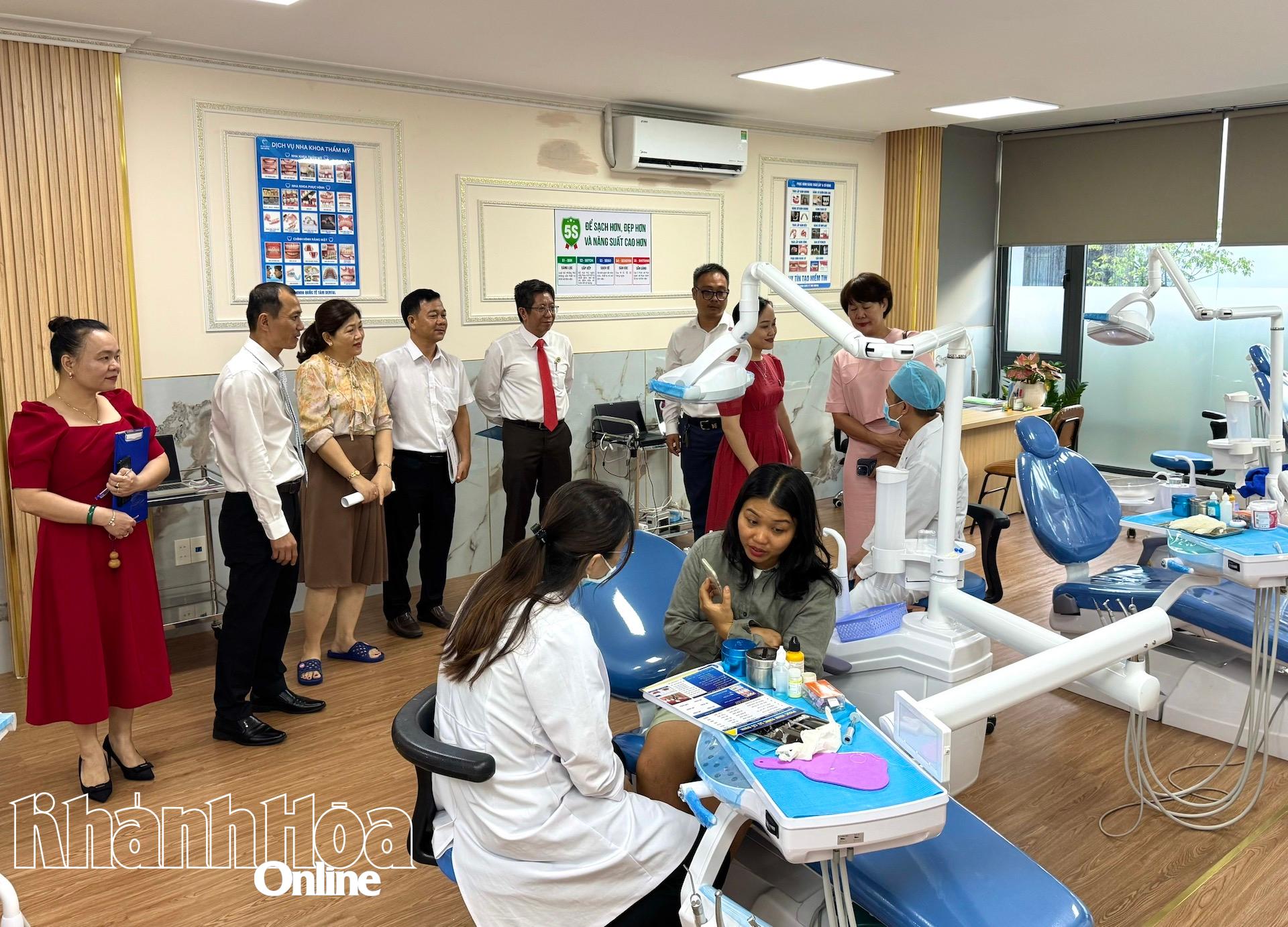 Các  đại  biểu  tham  quan Hệ thống Nha khoa Quốc tế Tâm Dental