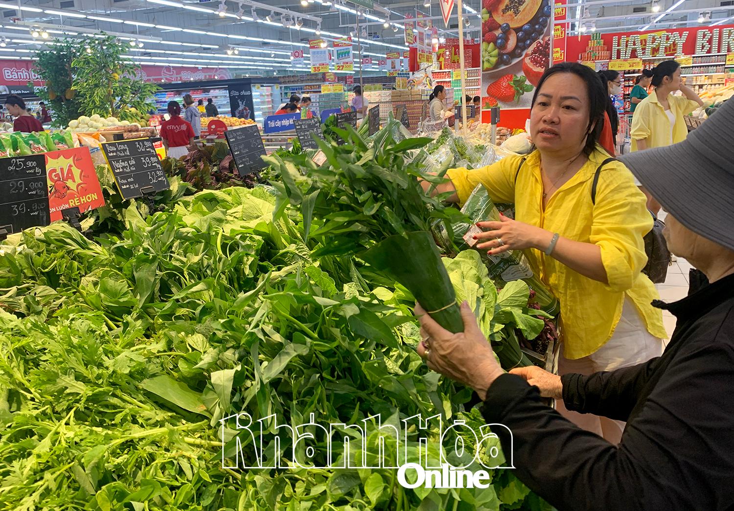Người dân chọn mua các loại rau được gói bằng lá chuối tại siêu thị Go! Nha Trang.