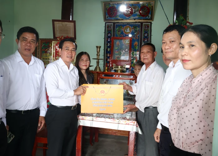 Phó Bí thư Tỉnh ủy Phạm Văn Hậu thăm, tặng quà các gia đình liệt sĩ