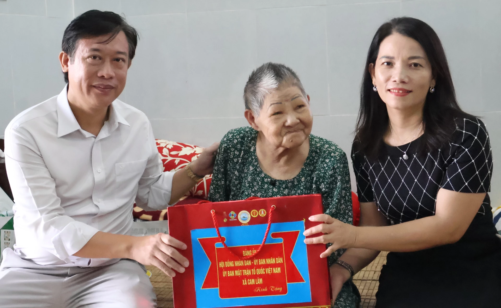 Lãnh đạo xã Cam Lâm tặng quà cho bà Phan Thị Sáng.