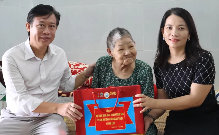 Xã Cam Lâm: Thăm, tặng quà các gia đình chính sách