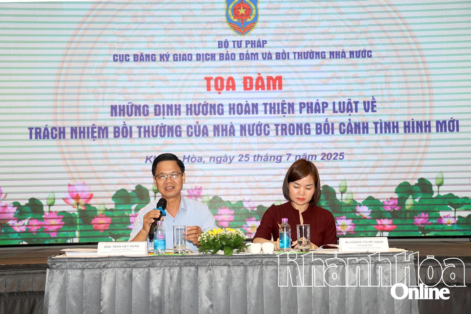 Chủ trì hội nghị. 