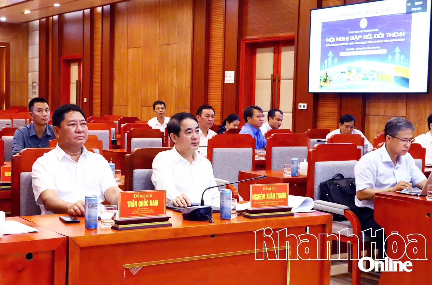 Bí thư Tỉnh ủy Nghiêm Xuân Thành và Chủ tịch UBND tỉnh Trần Quốc Nam chủ trì cuộc họp.