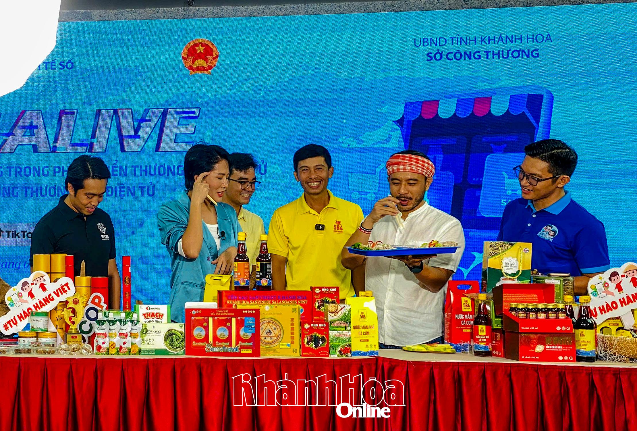 Đại diện Công ty Cổ phần Thủy sản 584 Nha Trang được hỗ trợ livestream tại hội nghị về thúc đẩy liên kết vùng trong phát triển thương mại điện tử.