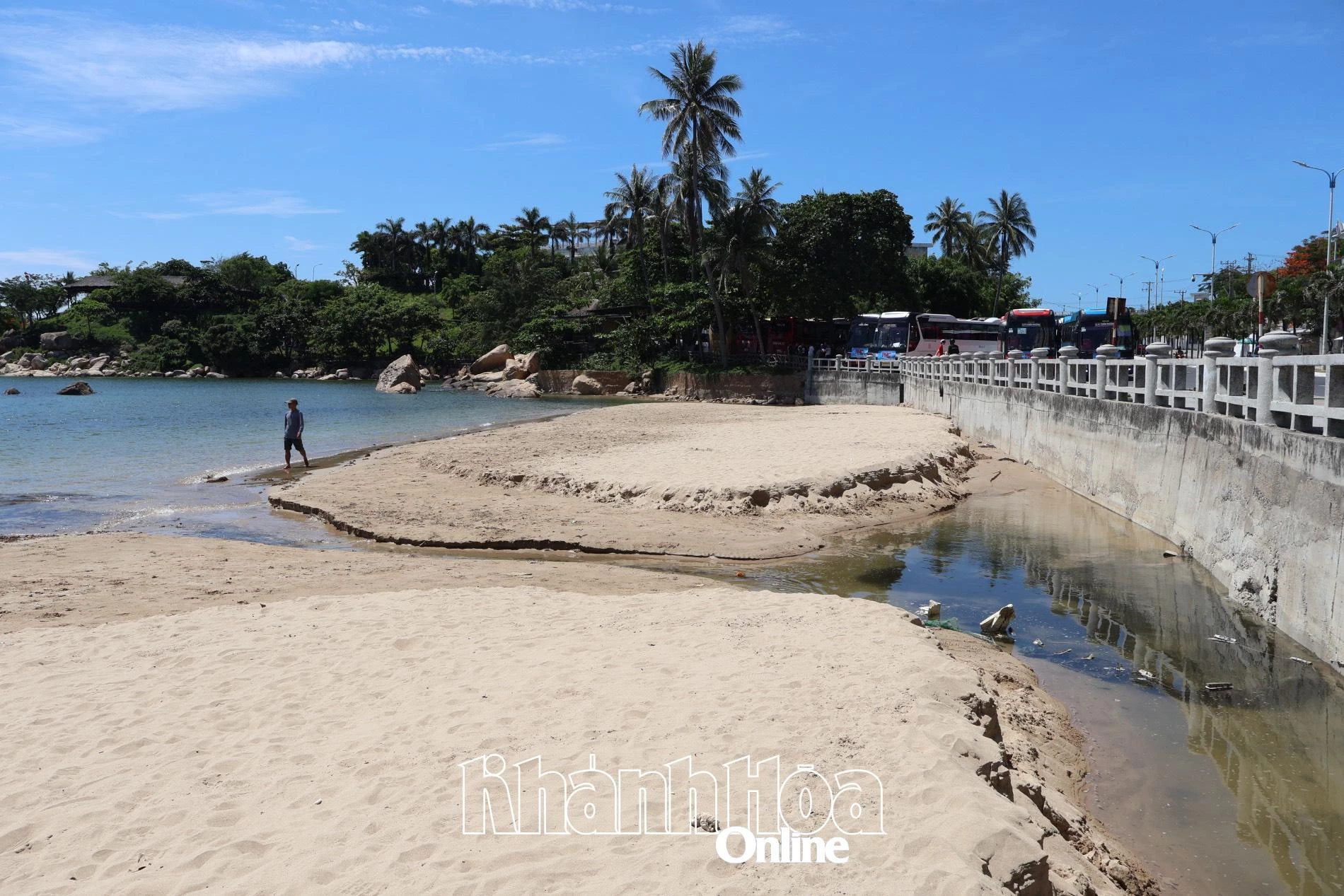 Nước thải hoà cùng nước mưa chảy ra vịnh Nha Trang khi có mưa lớn vào ngày 30-5.