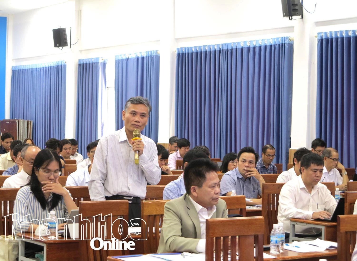 Đại diện một trường đại học nêu ý kiến góp ý. 