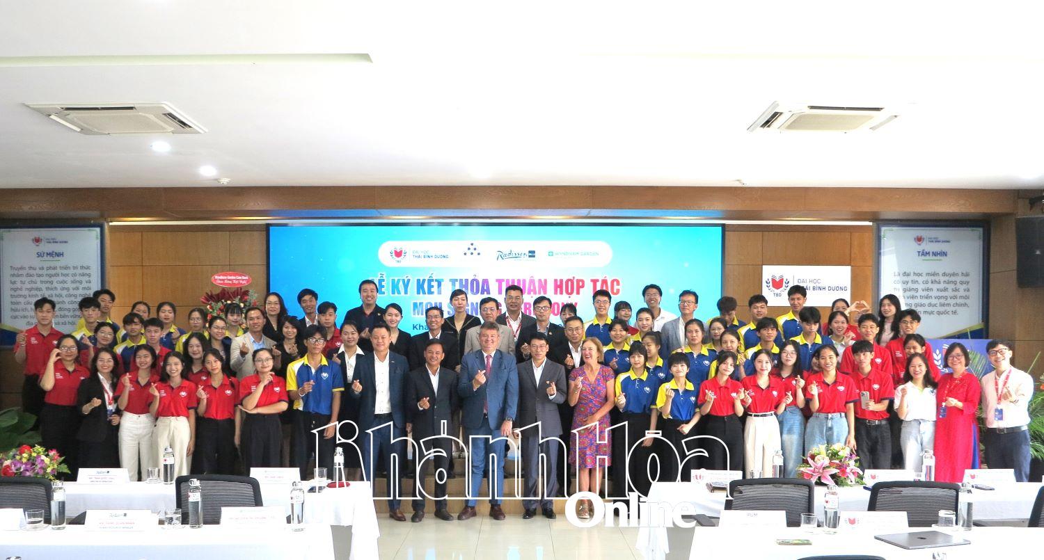 Các đại biểu và sinh viên dự lễ ký kết hợp tác. 