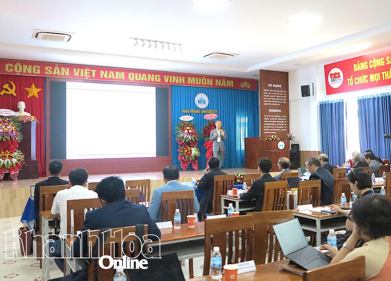 Diễn giả trình bày tham luận tại hội thảo. 