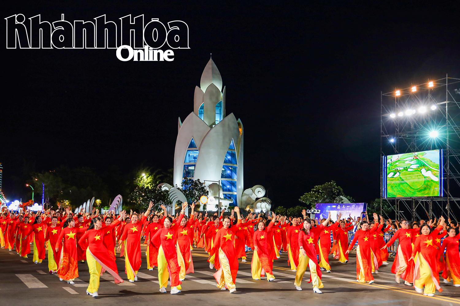 Người dân tỉnh Khánh Hòa tham gia diễu hành trong Lễ hội Văn hóa - Du lịch biển 2025.