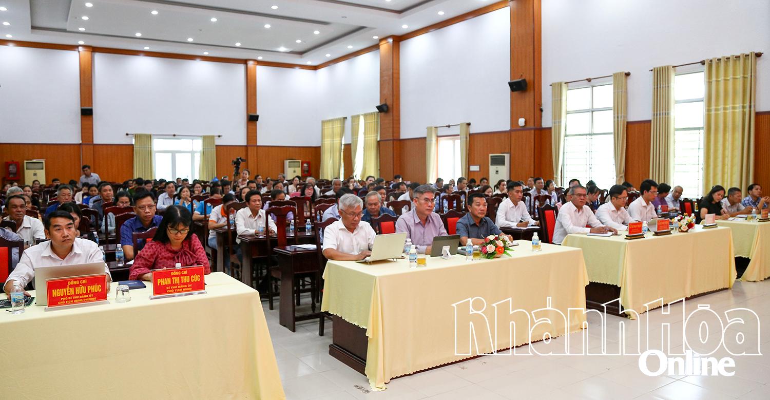 Các đại biểu, cử tri tham dự buổi tiếp xúc với Đoàn Đại biểu Quốc hội tỉnh