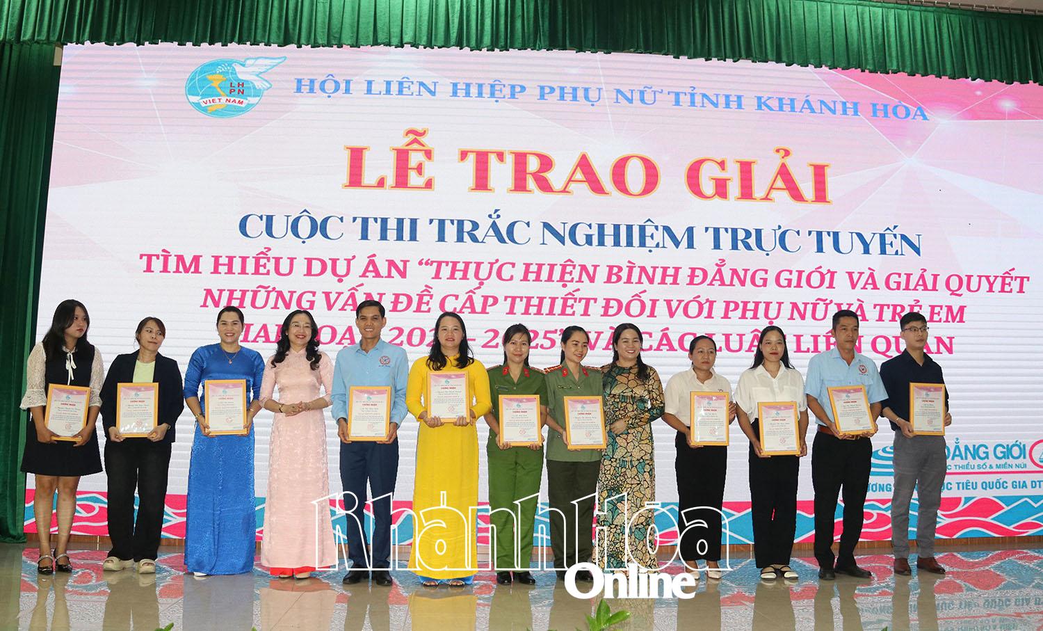 Lãnh đạo Hội Liên hiệp Phụ nữ tỉnh trao giải cho các cá nhân.