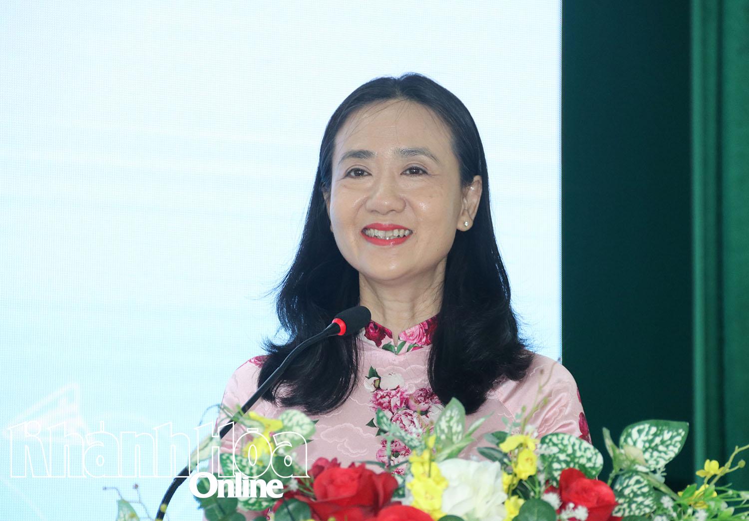 Bà Nguyễn Quỳnh Nga - Phó Chủ tịch Ủy ban Mặt trận Tổ quốc Việt Nam tỉnh, Chủ tịch Hội Liên hiệp Phụ nữ tỉnh phát biểu khai mạc hội nghị.