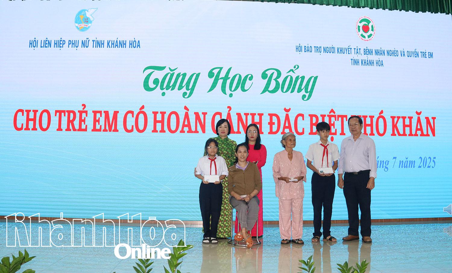 Các mạnh thường quân tặng học bổng, quà cho trẻ em mồ côi và phụ nữ khuyết tật có hoàn cảnh đặc biệt khó khăn.