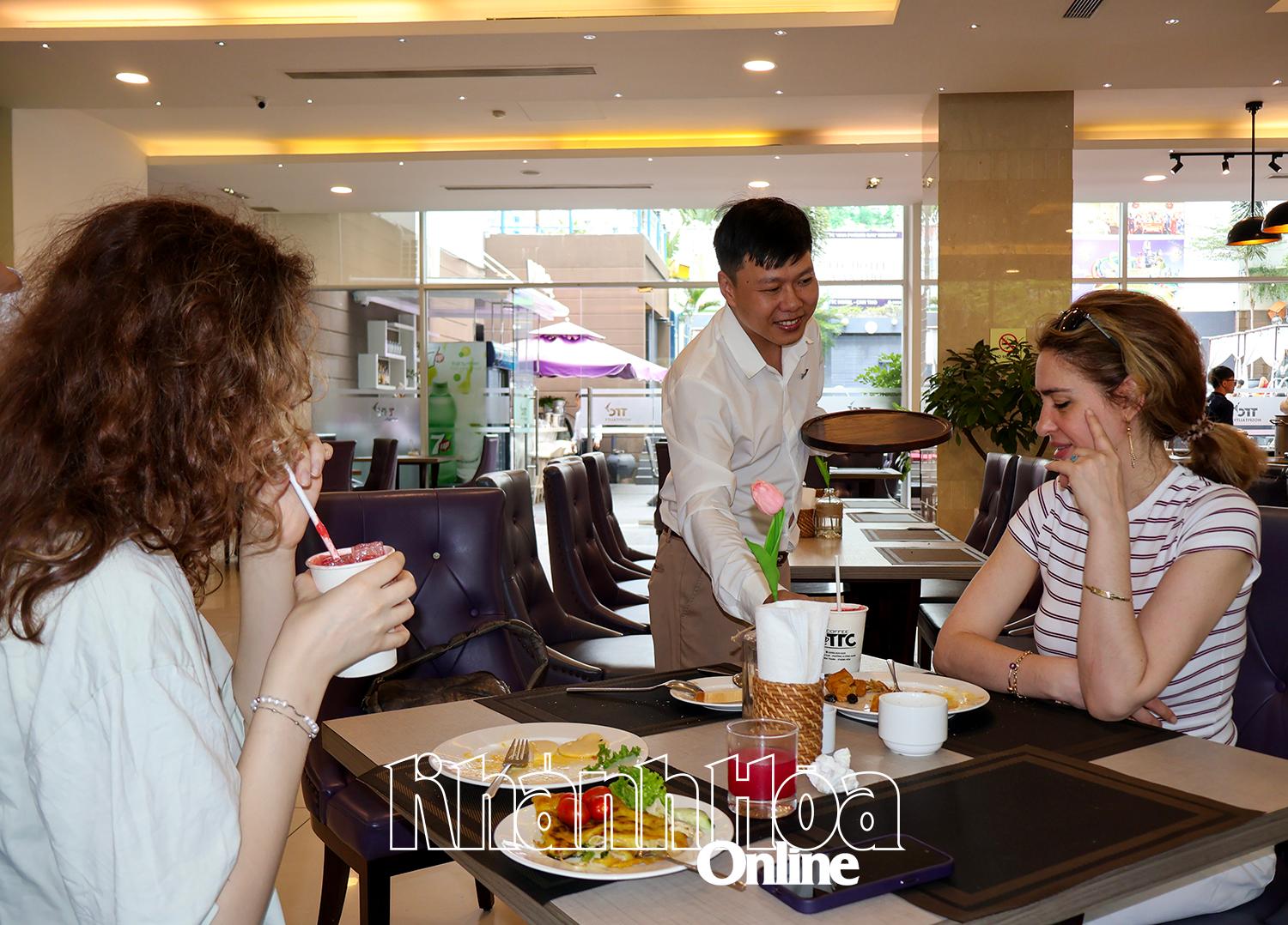 Ly, ống hút bằng vật liệu giấy ở khách sạn TTC  Premium - Michelia.