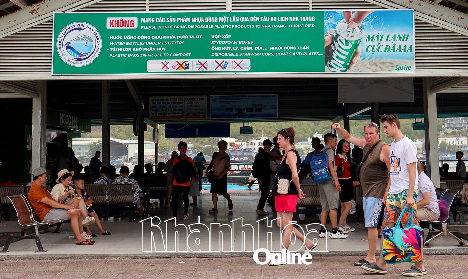 Bảng tuyên truyền không sử dụng nhựa dùng một lần tại Bến tàu du lịch Nha Trang.