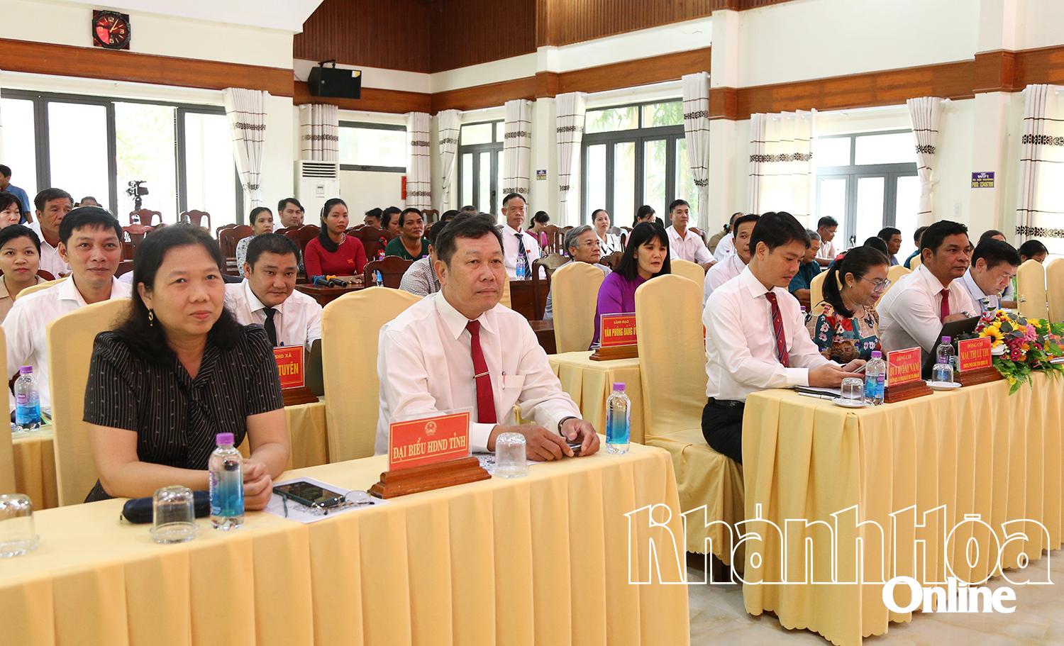 Các đại biểu tham dự Kỳ họp thứ 2, HĐND xã Khánh Sơn khóa I