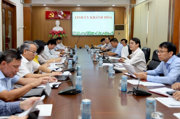 Khẩn trương hoàn thiện 3 bộ KPI đánh giá, chấm điểm các cơ quan, đơn vị để trình Ban Thường vụ Tỉnh ủy 